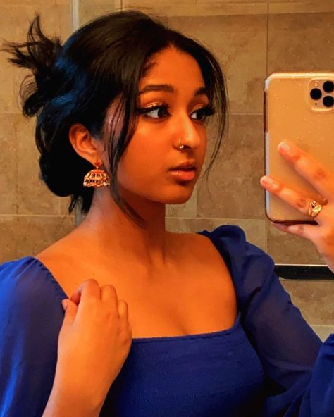 Maitreyi Ramakrishnan second person of South Asian descent on Teen Vogue cover Catfish Girl, Brown Girls Makeup, Never Have I Ever, Vogue Covers, Brown Girl, Teen Vogue, Fav Celebs, Serie Tv, Celebrity Crush