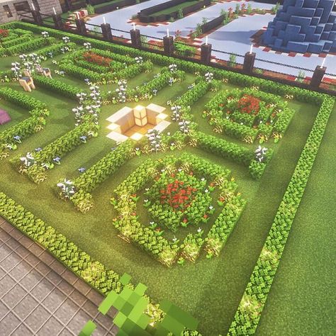 Garden In Minecraft Ideas, Garden Inspo Minecraft, Love Garden Minecraft, Graden Idea Minecraft, Minecraft Large House Blueprints, Minecraft Garden Maze, Garden Minecraft Aesthetic, Rose Garden Minecraft, Minecraft Castle Garden Ideas