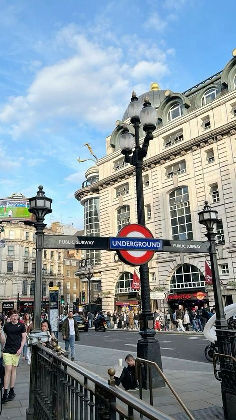 Picnic London, Aesthetic Train Station, London Picnic, Bars London, London Lunch, Aesthetic Train, London Dinner, London Tourism, Restaurants London