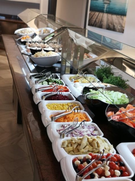 Buffet Ensaladas School Interior, Food Table, Buffet Food, Salad Bar, Restaurant Recipes, Takeout Container, Pizza, Chef, Salad