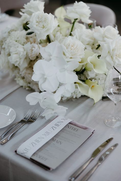 White Rose Tablescape, Modern White Floral Wedding, White Rose Centrepiece Wedding, Modern Bridal Flowers, Classic White Wedding Florals, Rose Table Centerpiece, Bridal Table Flowers Arrangements, Orchid Centerpieces Wedding, White Rose Centerpieces