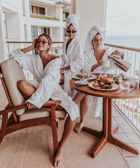 @Weekend_Society Fun With Girlfriends Aesthetic, Group Of Girlfriends, Making Memories Aesthetic, Group Vacation Pictures, Making Friends Aesthetic, Cute Vacation Pictures, Girlfriends Aesthetic Pictures, Family Vacation Aesthetic, Bathrobe Photoshoot