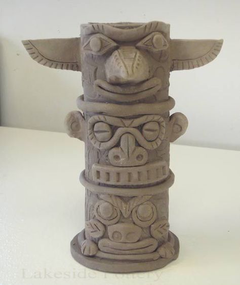 Totem pole vase. Site has good hand building tutorials Belgium Cookies, Pottery Projects, Totem Poles, Clay Clay, Tanah Liat, Ceramic Fish, Slab Pottery, Ceramics Ideas, Totem Pole