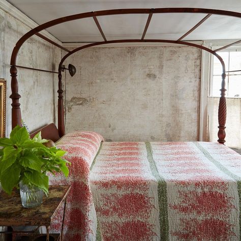 John Derian Company on Instagram: “‘Isle’ hand-stitched cotton bedcover from John’s new collaboration with textile designer @jeanette_farrier. The collection draws…” John Derian, King Quilt, King Size Bed, American Design, New Room, Large Furniture, Room Inspo, Textile Design, Home Design