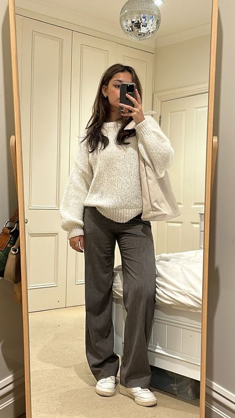 cute winter outfit Looks Pinterest, Jumper Outfit, Skandinavian Fashion, Uni Outfits, Cold Outfits, Looks Party, Mode Casual, Stockholm Fashion, Mode Inspo