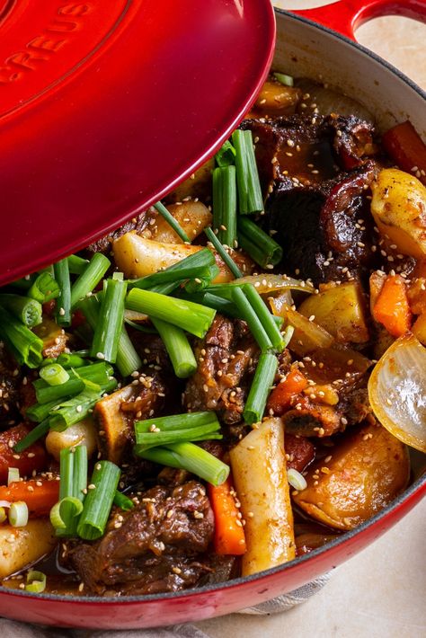 Rib Stew Recipe, Korean Beef Stew, Momofuku Recipes, Korean Braised Short Ribs, Korean Stew, Short Rib Stew, Creuset Recipes, Braising Recipes, Le Creuset Recipes