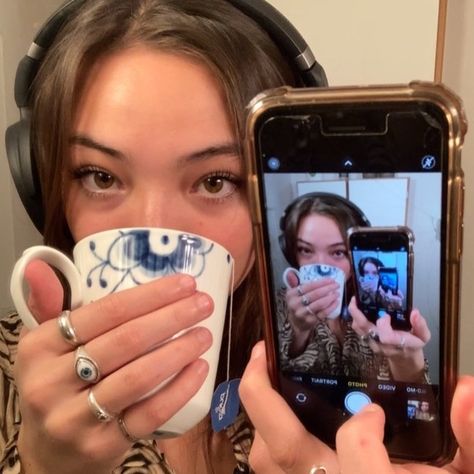 Nina Aoshima Rossing-青島新葉’s Instagram post: “music & my tea” Mirror Selfie Iphone, Iphone Mirror Selfie, Iphone Selfie, Iphone Headphones, Solo Photo, Instagram Feed Ideas Posts, My Tea, Mirror Selfie Poses, Selfie Poses Instagram