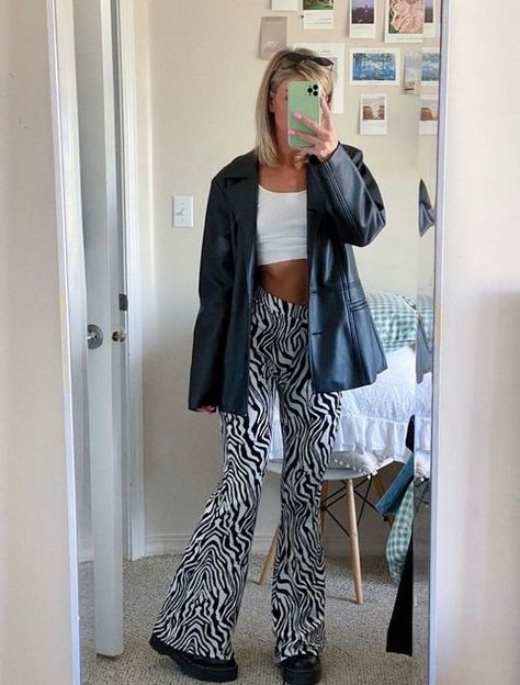 Mode Coachella, Zebra Print Pants, Zebra Pants, Zebra Pant, Trendy Outfit Inspo, Looks Pinterest, Print Pants, Streetwear Fashion Women, Look Vintage