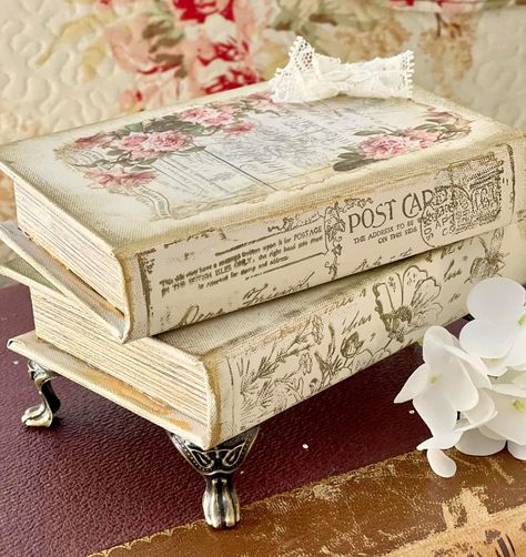 Diy Antique Books, Diy Trays, Diy Old Books, Shabby Chic Diy Projects, Shabby Chic Diy Crafts, Old Book Crafts, French Country Shabby Chic, Decoupage Diy, Decoupage Box