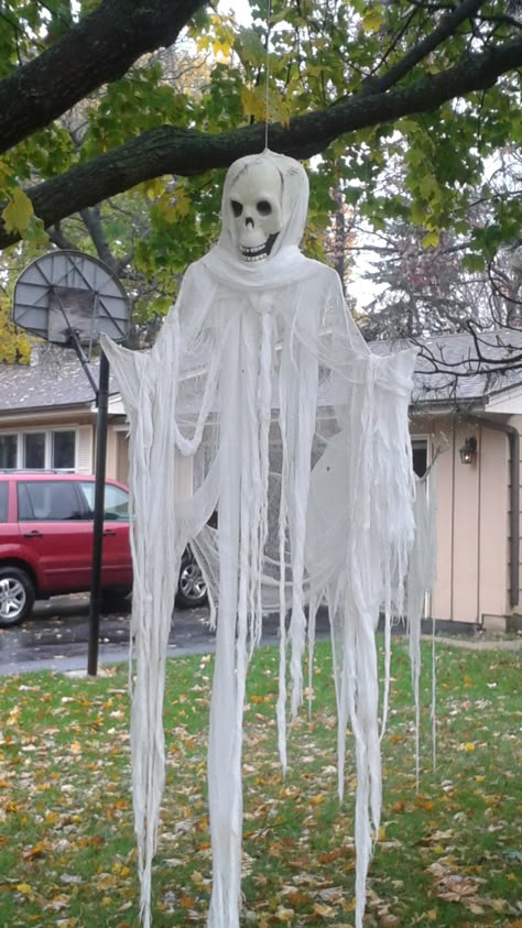 Hanging Ghosts From Trees, Diy Ghost Decoration Hanging, Front Yard Halloween Decorations, Easy Outdoor Halloween Decorations, Cheesecloth Ghost, Creative Halloween Decorations, Halloween Decorations To Make, Cheap Halloween Decorations, Halloween Diy Outdoor