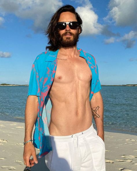 On vaca Jared Leto Body, Jared Leto Hair, Sofia Boutella, Pink Trucker Hat, Shannon Leto, Toned Abs, 30 Seconds To Mars, Photo Series, Hot Actors