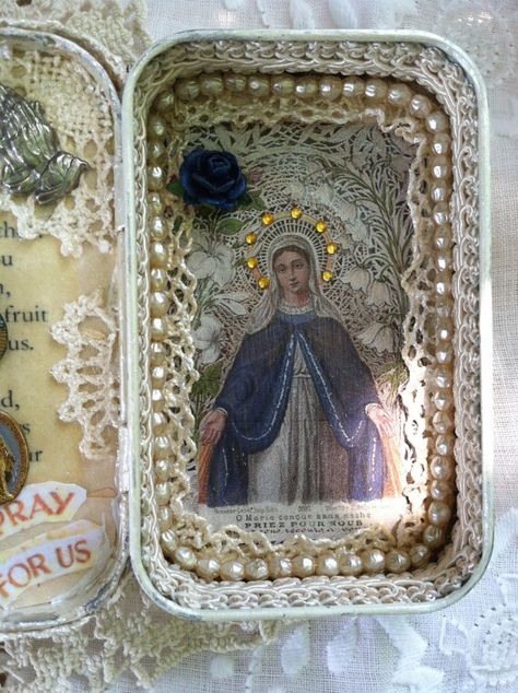 Pocket Shrine, Shrines Box, Art Altéré, Shrines Art, Altoid Tin, Catholic Crafts, Altered Tins, Religious Crafts, Altered Boxes