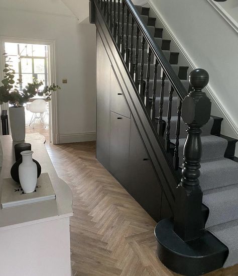 Classic English Interiors, Hallway Wall Colors, Stairs Black, English Interior Design, Black Hallway, Black Staircase, Entryway Stairs, Painted Staircases, Black Stairs