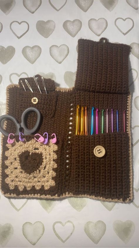 Hook Holder Crochet, Crochet Tool Holder Pattern, Crochet Supplies Holder, Crochet Holder For Hooks, Crocheted Hook Case, Crochet Pouch For Hooks, Crochet Supply Bag, Crochet Projects For School, Crochet Utility Pouch