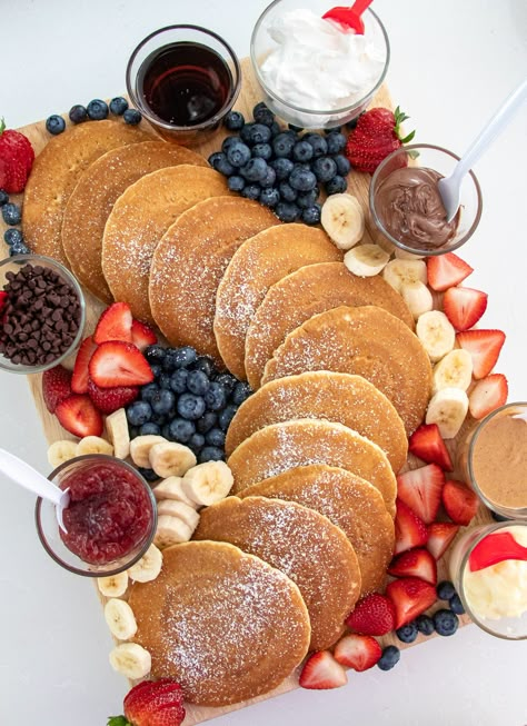 Pancake Buffet Ideas, Mini Pancake Board, Pancake Presentation Ideas, Pancake Serving Ideas, Pancake Breakfast Board, Pancake Brunch Party, Pancake Bar Toppings, Breakfast Boards Ideas, Pancake Brunch Ideas