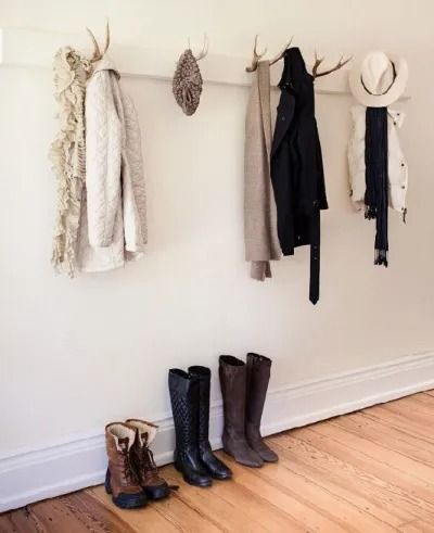 Antlers Decor: 10 Ways to Use Shed Antlers in Home Decorating Antler Coat Rack, Diy Antler, Decorating With Antlers, Tv Stand Plans, Diy Hat Rack, Entryway Rack, Antlers Decor, Deer Horns, Rustic Entryway