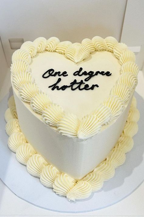 Whether you’re looking for graduation cake designs for a college grad or a high school grad, I highly recommend you check these out. All the graduation cake ideas they show helped my so much. Graduation Cake Ideas, Graduation Cake Designs, College Grad Party, Royal Cakes, Best Costumes, Graduation Party Cake, Masters Graduation, Graduation Party Diy, Graduation Party Planning