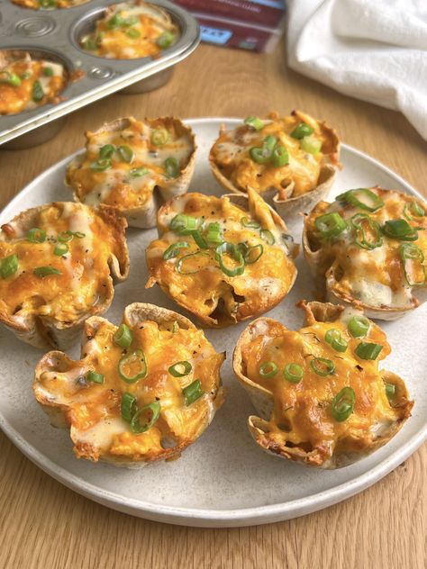 Tortilla Cups, Quinoa Flour, Game Day Recipes, Buffalo Recipe, Healthy Finger Foods, Chicken Minis, Football Snacks, Mini Tortillas, Chicken Dip