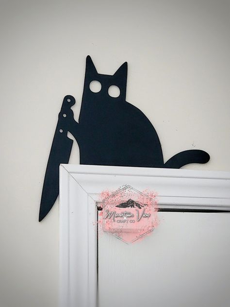 Chat drôle avec couteau garniture de porte Halloween. Fait une superbe décoration d'Halloween ! Ils peuvent également être placés sur des tableaux ou des fenêtres. Détails: *Fabriqué à partir de planches de 1/8 de pouce d'épaisseur *Très léger *Peints en noir des deux côtés afin qu'ils puissent être placés à n'importe quel coin de votre porte *Taille : env. 10,8" de haut sur 11" de large Veuillez noter les délais de traitement actuels ! School Door Decorations For Halloween, Creative Halloween Door Decorations, Halloween Door Decorations Contest Apartment, Black Cat Decor Halloween, Halloween Door Decs, Office Halloween Themes, Black Cat Halloween Decorations, Halloween Door Decorations For Home, Deco Porte Halloween