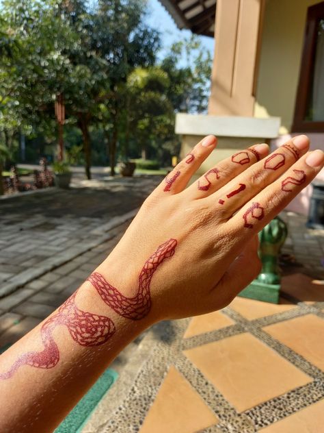 Henna Snake Design, Snake Mehndi, Snake Henna, Henna For Boys, Henna Style, Henna Tattoos, Henna Designs Hand, Short Wavy Hair, Snake Design