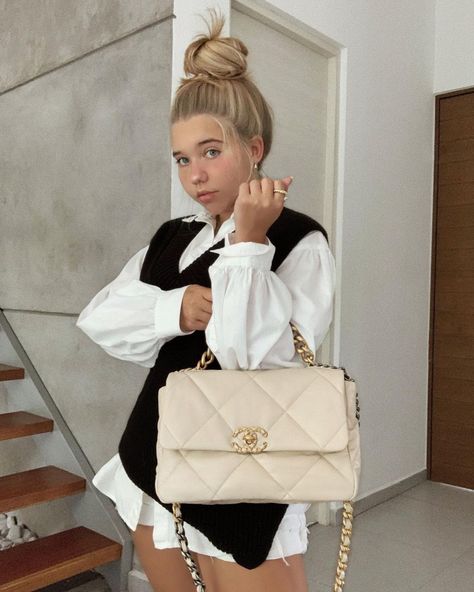 JE SUIS LOU on Instagram: “The Chanel 19 bag: a lot of people love the bag but others just don’t like it, for sure it took me time to fall in love with it and finally…” Chanel 19 Bag Outfit, Chanel Outfit Aesthetic, Chanel Bag Outfit, Luxury Wishlist, Chanel 19 Bag, Dream Bags, Chanel 19, Pretty Bags, Soft Summer