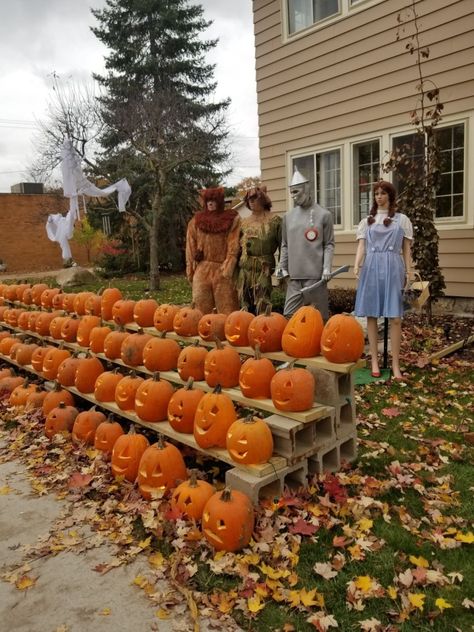 Pumpkin Patch Display Ideas, Halloween Displays Outside, Pumpkin Patch Display, Pumpkin Display Ideas, Pumpkin Patch Farm, Patches Display, Pumpkin Stands, Pumpkin Display, Corn Maze