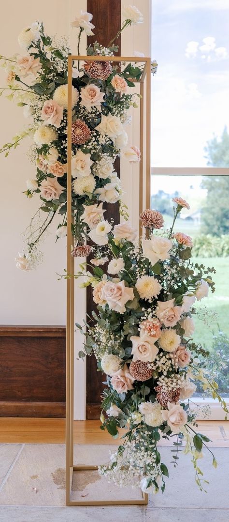 Wedding Ceremony Floral Pillars, Floral Stands Wedding, Flower Tower Wedding, Flower Pillars Wedding, Floral Pillars Wedding, Pink And White Roses Wedding, Flower Pillars, Pastel Wedding Decor, Pastel Wedding Decorations