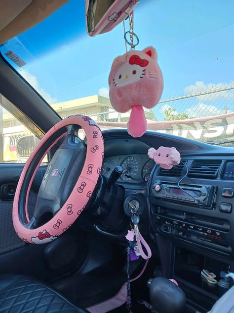 hello kitty car🎀 Hello Kitty Car Interior, Hello Kitty Car Accessories, Pink Girl Room Decor, Boho Car Accessories, Pink Car Accessories, Hello Kitty Car, Bug Car, New Car Accessories, Hello Kitty Shoes