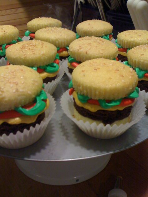 Hamburger Cupcakes, Summer Cakes, Fun Foods, Cupcake Ideas, Cup Cakes, 16th Birthday, Cupcakes Decoration, Cupcake Cookies, Donuts