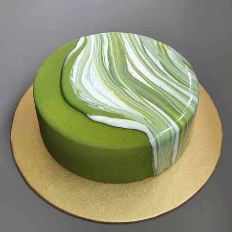 Mirror Glaze Desserts, Matcha Mousse Cake, Green Mirror Glaze Cake, Mirror Glaze Mousse Cake, Matcha Marble Cake, Mini Mousse Cake Mirror Glaze, Chocolate Cake Mirror Glaze, Matcha Entremet, Matcha Mousse