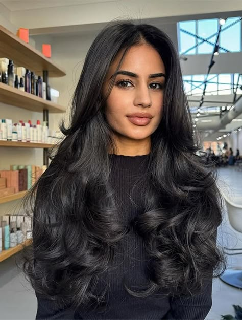 It's the big, bouncy, textural style that's not gone out of style for decades. This is how to get a '90s blowout at-home no matter your hair type. Black Hair Blowout, Blowout Hair Volume, Hair Long Brunette, Bianca Umali, Soft Black Hair, Bouncy Blowout, Lovely Hairstyles, Hair Refresh, Black Hair Balayage