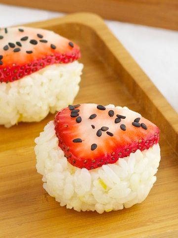 Strawberry Sushi Tofu Broccoli, Sweet Sushi, Fruit Sushi, Onigiri Recipe, Dessert Sushi, Japanese Food Sushi, Easy Japanese Recipes, Sweet Bites, Vegan Sushi