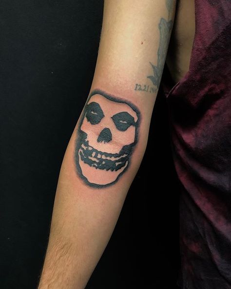 Awesome Misfits ink done by @psychodave ! #crimsonghost #misfits #misfitstattoo #punk #punksnotdead #fiendclub #138 #torontotattoo #toronto #ink #torontoink #torontotattoos #torontotattooartist #thesix #torontotattooshop #torontoartist #bandtattoo #cooltattoos #wickedink #weare138 #aceandswordtattoos Misfits Skull Tattoo, Tattoo Shop Design, Misfits Tattoo, Shop Design Ideas, Misfits Skull, Band Tattoo, Tattoo Parlors, Small Tattoo, Tattoo Tattoo