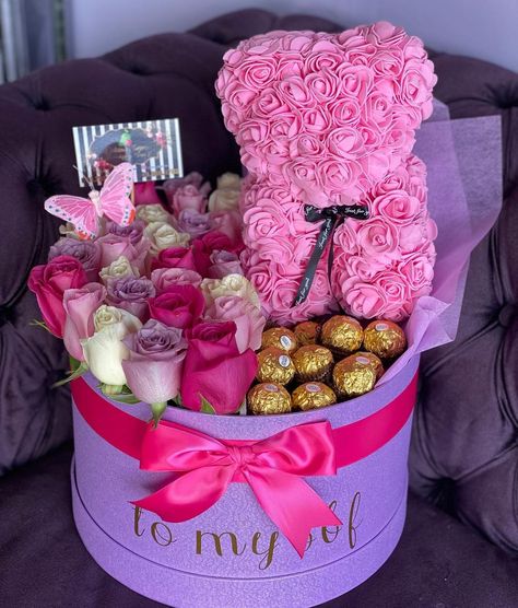 Valentine Bouquet Ideas, Gifts For Adult Daughters, Valentine’s Day Gift, Gifts Made With Cricut, Mother's Day Diy Gifts, Valentines Day Bouquet, Wine Gift Box Ideas, Baked Gifts, Pink Gift Basket