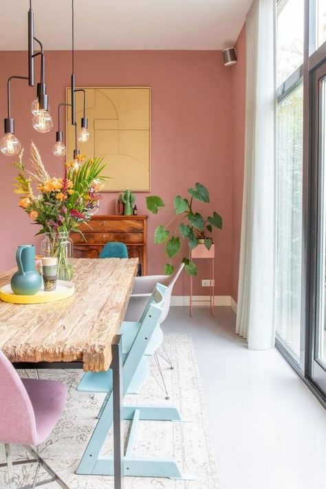 Home Interior Aesthetic, Home Interior Design Bedroom, Estilo Kitsch, Pink Dining Rooms, Living Colors, Beautiful Houses Interior, Beautiful Dining Rooms, Colourful Living Room, Deco Retro