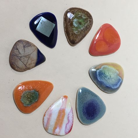 8 ceramic handmade guitar picks for $32. Contact via FB or harryleaf.com Cute Guitar Accessories, Air Dry Clay Guitar, Guitar Picks Aesthetic, Pottery Making Ideas, Clay Guitar, Music Pottery Ideas, Aesthetic Guitar Picks, Painted Guitar Picks, Trinkets Aesthetic