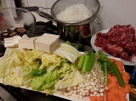 Chicken Hekka, Sukiyaki Sauce, Hot Pot At Home, Sukiyaki Recipe, Asian Cucumber Salad, Rice Vermicelli, Chinese Cabbage, Hawaiian Food, Soup And Stew