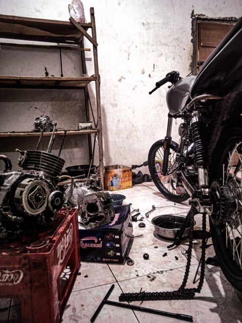 Bengkel Motor Aesthetic, Mesin Motor, Motor Mobil, Amazing Wedding Photography, Cute Friend Pictures, Honda Cb, Cute Friends, Instagram Quotes, Friend Pictures