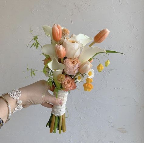 Simple Flowers Centerpieces, Pretty Simple Bouquet, Muted Color Flowers, End Of Wedding Aisle Decor, Simple Elegant Bridal Bouquet, Simple Flowers Bouquet, Flowers Bouquet Simple, Minimalist Wedding Flowers, Simple Flower Bouquet