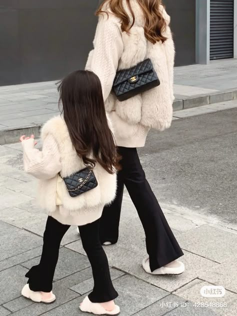 Luxury Baby Clothes, Mom Daughter Outfits, Mommy Daughter Outfits, Mother Daughter Fashion, Baby Tumblr, Mother Daughter Outfits, Mommy Daughter, Mommy And Me Outfits, Mother And Daughter