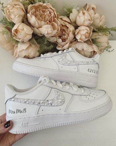 Air Force One Wedding Shoes, Wedding Shoes For Lace Dress, Nike Wedding Shoes Brides, Sneakers For Wedding, Nike Bride Shoes, Wedding Nike Shoes, Nike Bridal Sneakers, Nike Air Force Wedding, Customized Wedding Sneakers