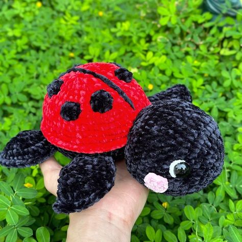 My crochet ladybug turtle bridges the gap between worlds! Who needs ordinary when you can merge critters into crafted wonders 🐞🐢 Crochet p… | Instagram Crochet Ladybug Pattern Free, Bug Crochet, Ladybug Crochet, Amigurumi Plushies, Crochet Ladybug, Crochet Plushies, Turtle Plush, Fun Crochet, Crochet Inspo