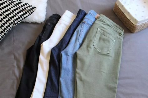 Comment plier un jean selon Marie Kondo ? - M6 Deco.fr Marie Kondo, Clean House, Grey Jean, Khaki Pants, Couture, My Style, Grey, Pants, T Shirt