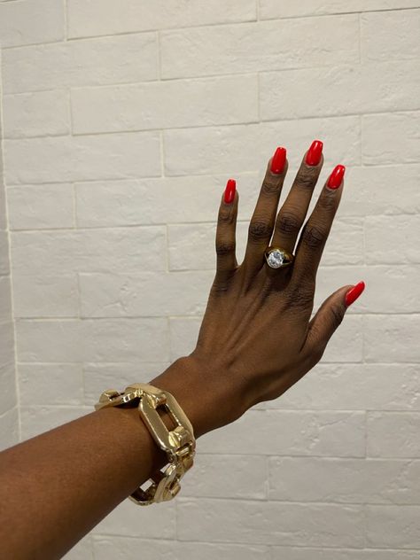 Modern Allure: Short Nails Dark Skin with Chic Simple Nail Designs Red Nails On Black Girls, Red Nails Gold Jewelry, Red Nails Dark Skin, Red Nails On Brown Skin, Nail Colors For Black Women, Red Nails On Dark Skin, Red Nails Black Women, Fall Nails Black Women, Nail Cherry