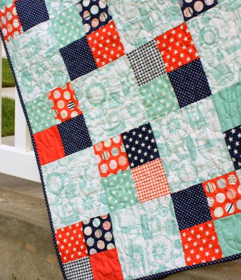 This is one of my favorite go-to quilt patterns for a quick baby quilt. It works really well to show off a main 'focus' print contrasting with a variety of prints in scrappy four-patch blocks.For t... Charm Pack Quilt Patterns, Charm Pack Quilt, Charm Pack Quilts, Quick Quilt, Diy Bebe, Baby Quilt Patterns, Easy Quilt Patterns, Quilting For Beginners, Patch Quilt