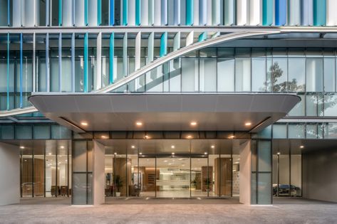 Thonburi Bamrungmuang Hospital - Healthcare Snapshots Luxury Hospital Building, Hospital Entrance Design, Hospital Luxury, Luxury Hospital, Hospital Entrance, Building Canopy, Hospital Design Architecture, Thai House, New Hospital