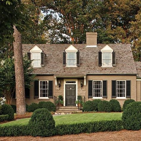 Caramel n black combo Brown Roof Houses, Yellow Brick Houses, Cottage Makeover, Black Shutters, Brown Roof, Cape Cod Style House, House Trim, Paint Color Inspiration, Brown House