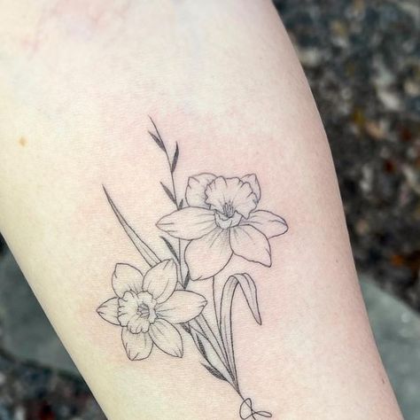 Narcissus Line Tattoo, Fine Line Daffodil Tattoo, Narcissus Tattoo, Narcissus Flower Tattoos, Bestie Tattoos, Mum Tattoo, Daffodil Tattoo, Flying Tattoo, Bestie Tattoo