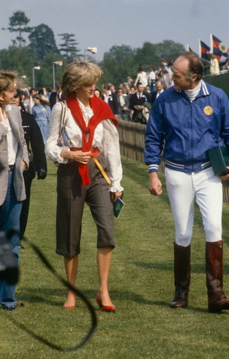 Princess Diana's Fashion Moments - 153 Best Outfits and Style Iconic Princess Diana, Princess Diana Fashion, Catherine Walker, Princess Diana Pictures, Baby Prince, Best Casual Outfits, Diana Fashion, Sarah Ferguson, Fashion Moments