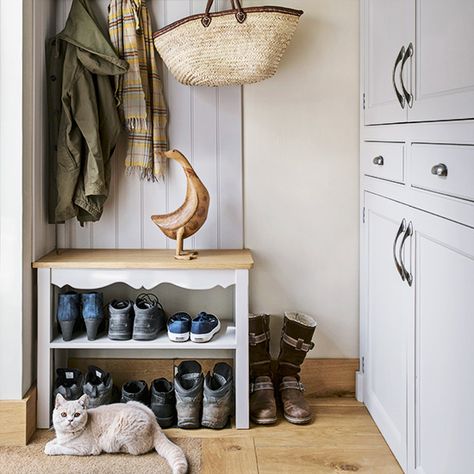 Pretty utility room with practical storage Kitchen Madonna, Boot Room Ideas, Studio Entrance, Small Mudroom Ideas, Scandinavian Light, Hallway Unit, Uk House, Country Interiors, Basement Laundry Room